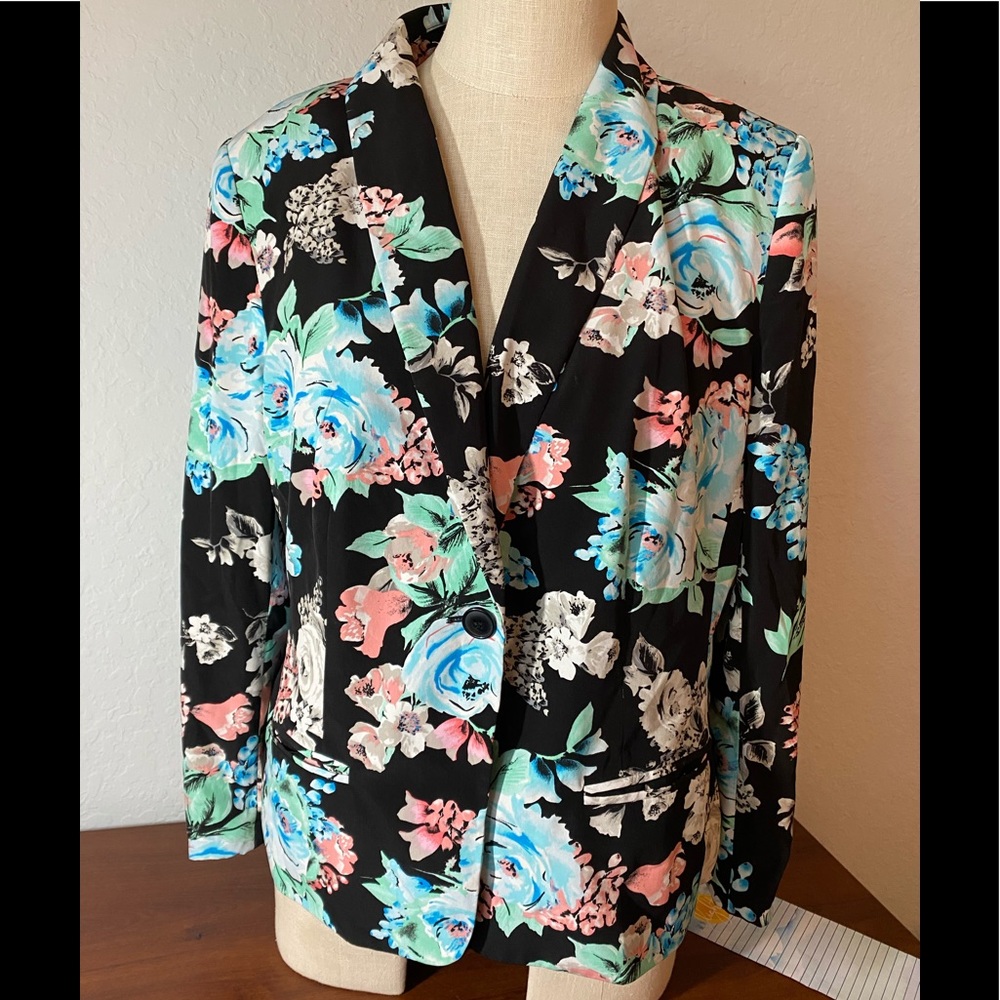 Beautiful Soft Lined Flowered Blazer One Button